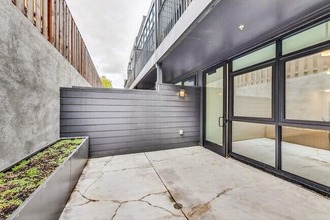 Building Photo - Luxury apartment on Piedmont with private ...