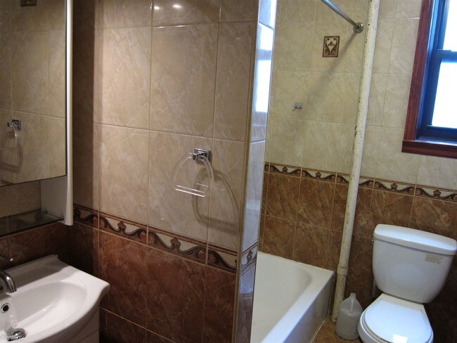 Foto del edificio - 1030 E 14th St