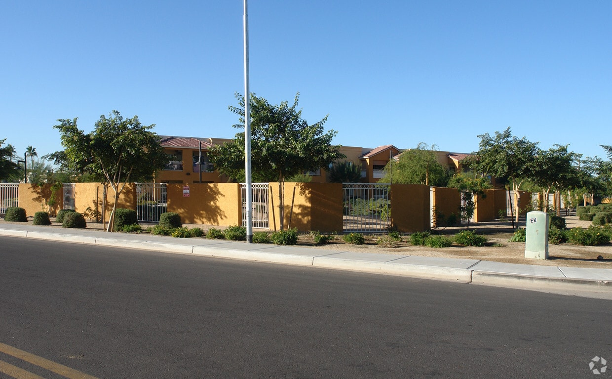 Building Photo - Casa Bill Soltero
