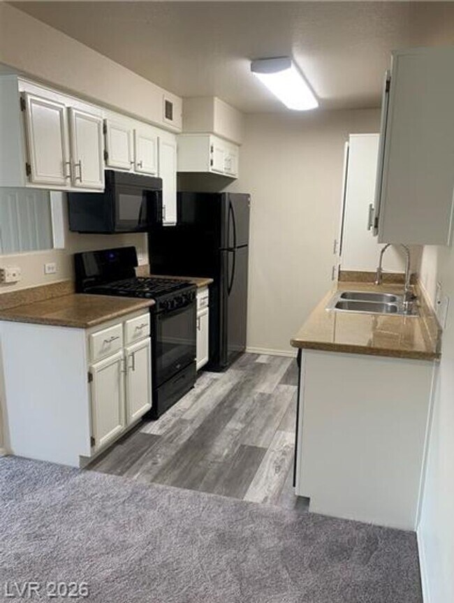 Building Photo - MOVE IN SPECIAL: $1000 OFF RENT WITH THIS SPACIOUS TOP FLOOR 2 BEDROOM 2 BATH CONDO