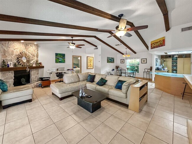 Building Photo - Spacious Home with Private Pool in Prime Clearwater Location!  2bed|2bath