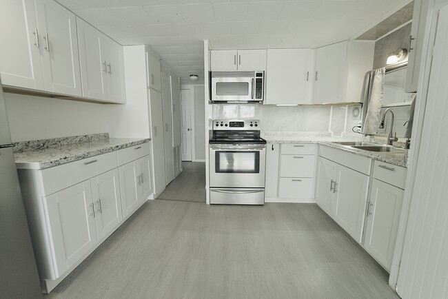 Building Photo - 8520 SW 18th Ct