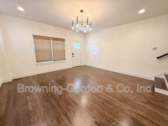 Foto del edificio - 2160B Whitney Ave