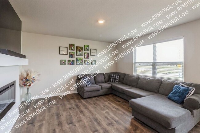 Building Photo - EXECUTIVE IN WAUKEE!! 4 Bedroom, 2.5 Bathr...