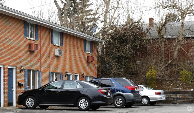 Building Photo - Colonial Trace Apartments