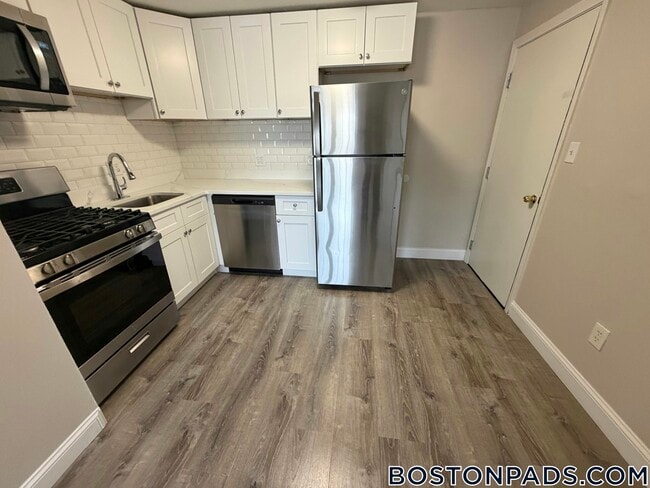 Building Photo - 71 Bernier St