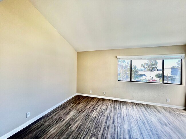 Foto del edificio - Newly remodeled 3B/2.5BA townhome w/ attac...