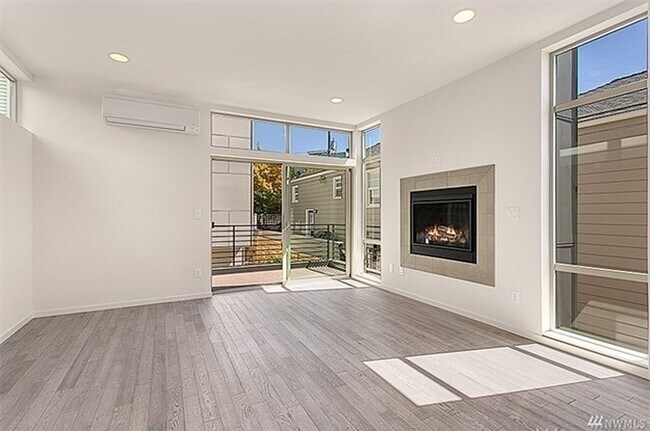 Building Photo - Modern and Stylish Home in Alki Beach Neig...