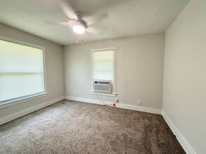 Building Photo - 117 Oak Dr