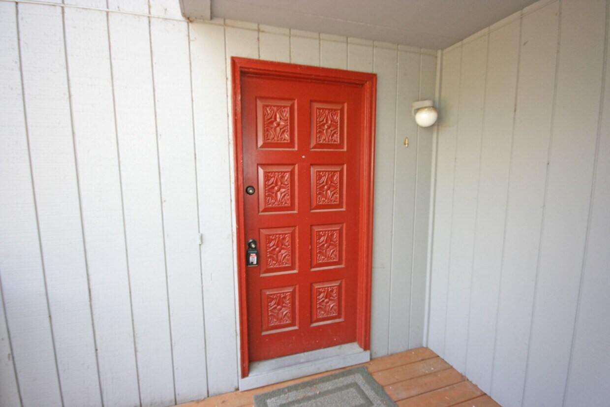 Primary Photo - 2 bedroom 1 bath upstairs apartment