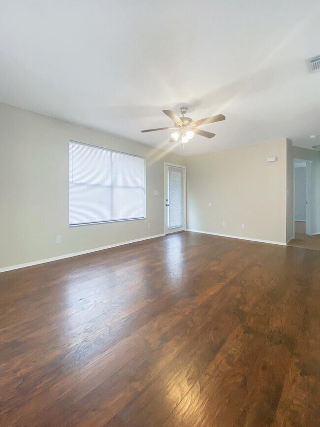 Foto del edificio - 8350 Wren Rd