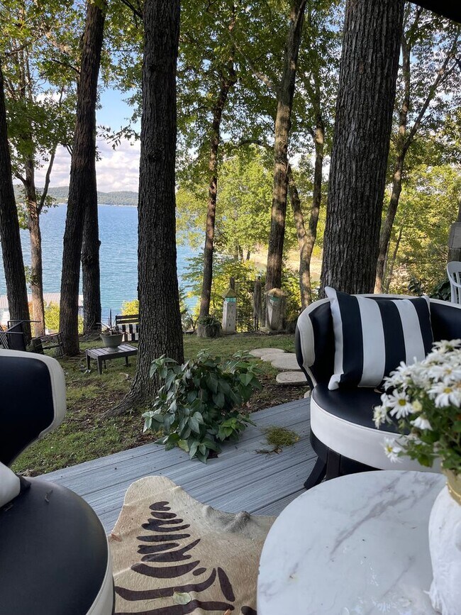 Foto del edificio - Unique LAKE FRONT cabin for Lease! Steps to water, BEAUTIFUL VIEW! Beaver Lake Garfield area.