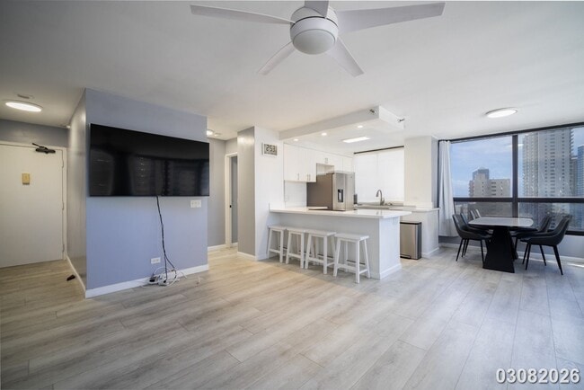Building Photo - $3,500 / 2br - 896ft2 - Renovated and Modern 2BR/2BA/1PKG unit in the Royal Capito