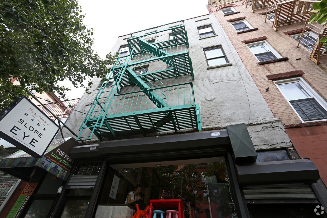 Foto del edificio - 682 Union St