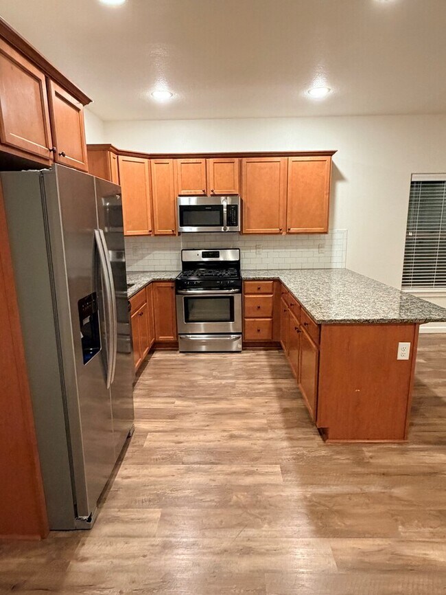 Foto del edificio - Beautiful Home w/Gas Fireplace, Plank Flooring, Fenced Yard, Garage, W/D & MORE!