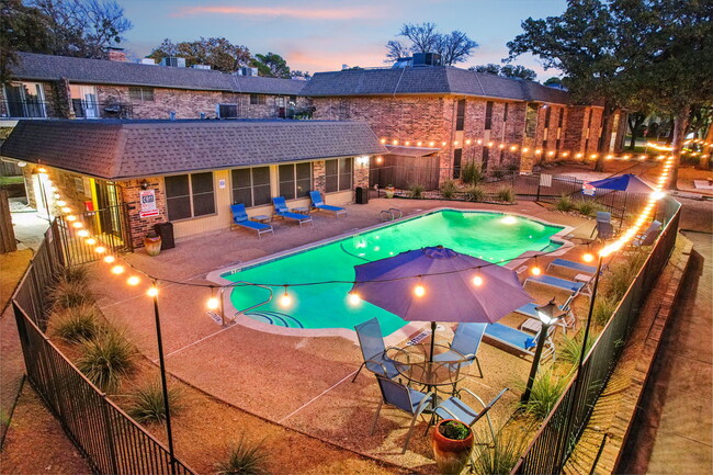 Forest Ridge Apartments Denton, TX - Vista a la piscina - Forest Ridge Apartments