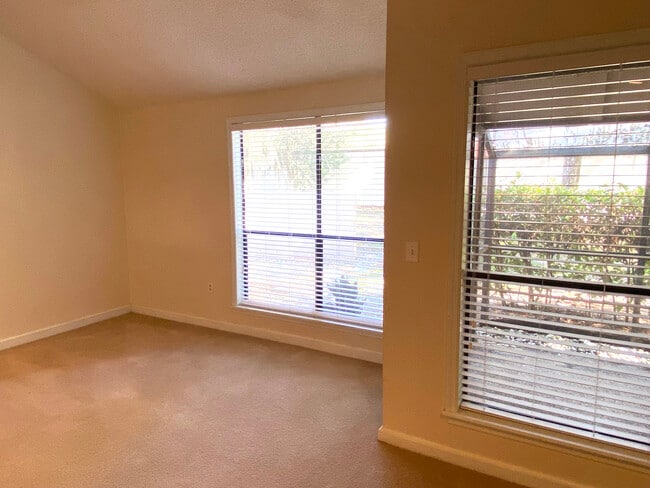 Dining Area - 940 Douglas Ave