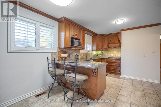 Photo du bâtiment - 3766 Bayswater Crescent