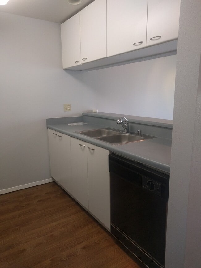 Building Photo - Beautiful 1BDR in the Heart of Upper Queen...