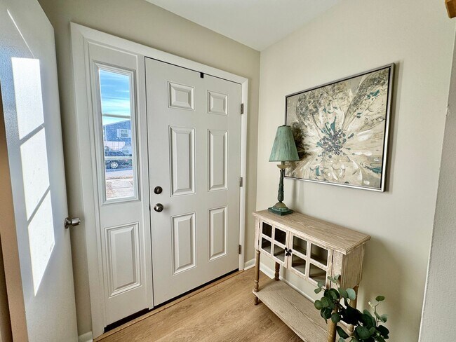 Foto del edificio - COMPLETELY UPGRADED & READY 01-12-24!! 3-B...