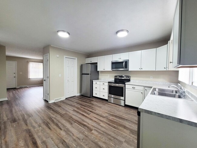 Building Photo - 956 Beverly Dr
