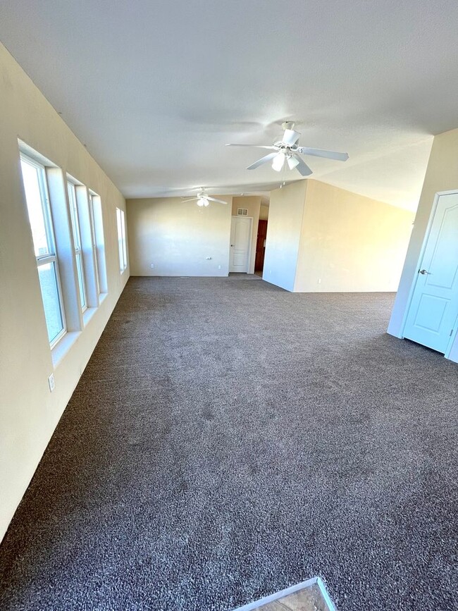 Building Photo - 3 Bedroom 2 Bathroom Home Close To The Nat...