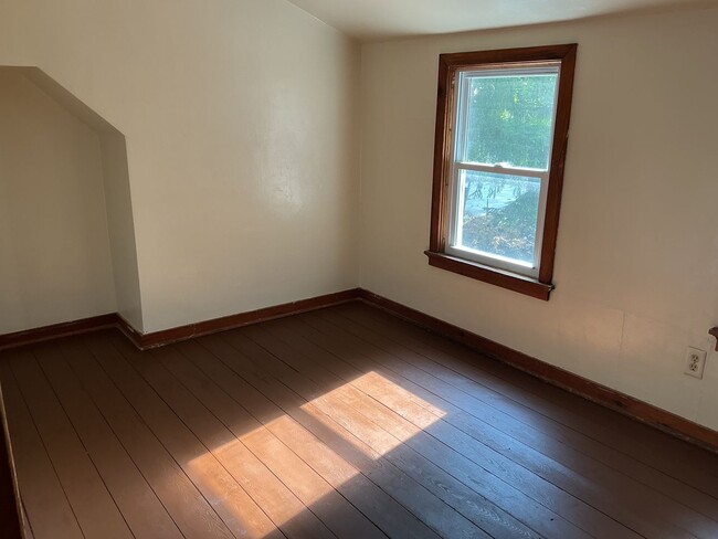 Building Photo - 4 Bedroom Single Family Home