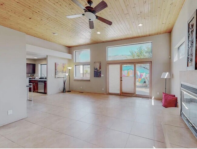 Foto del edificio - 2411 Tramway Terrace Ct NE