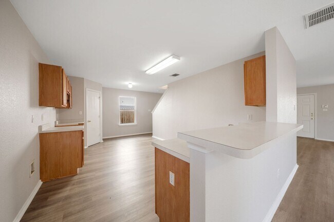 Building Photo - 4 Bedroom 2.5 Bathroom located in Mission ...