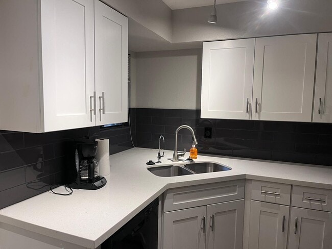 Building Photo - 533 W Guadalupe Rd