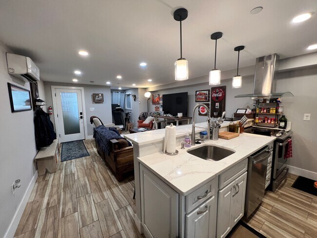 Sala de estar principal Cocina - 212 5th St NE