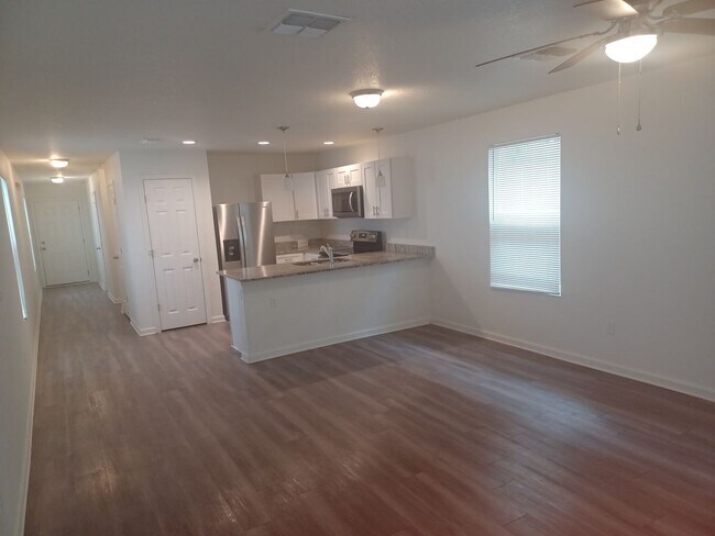 Building Photo - NIce 3 BR 2.5 BA 2 Story Home in Lake Shor...