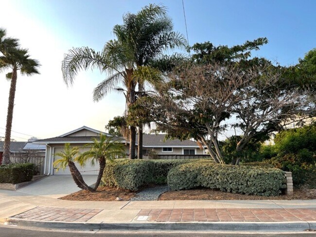 Building Photo - Centrally Located 3BR 2BA with Canyon View...