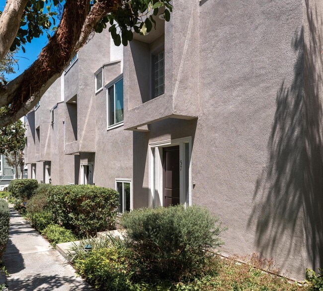 Building Photo - 501 Herondo St