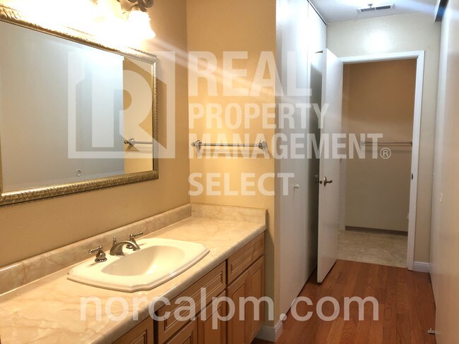 Building Photo - Serene 2 Bed 2.5 Bath with Bonus Room!