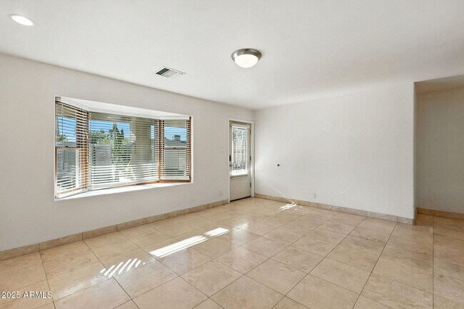 Foto del edificio - 3519 N 63rd Pl