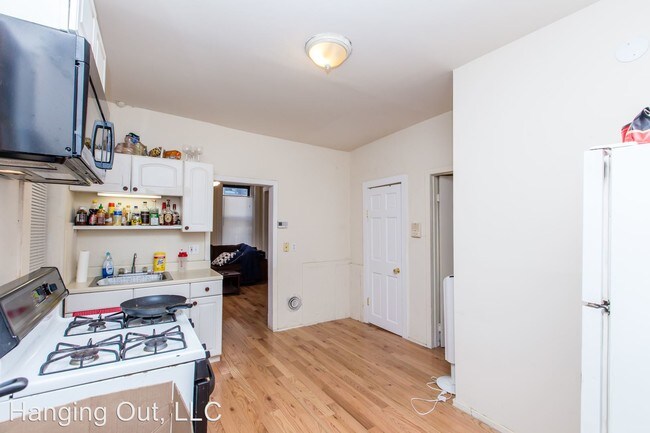 Building Photo - 1057 N Hermitage Ave