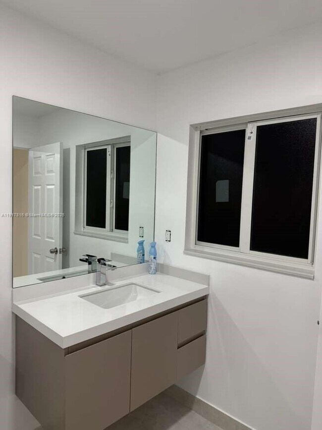 Foto del edificio - 7781 Simms St