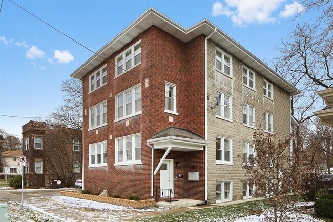 Foto del edificio - 328 E Liberty Dr