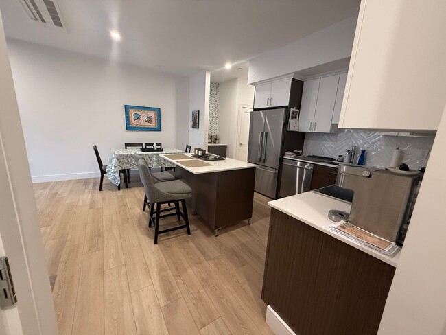 Building Photo - Beautifully Furnished Boston Condo With Am...