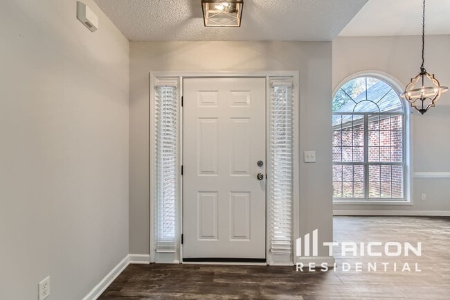 Building Photo - 1207 Maplewood Cir