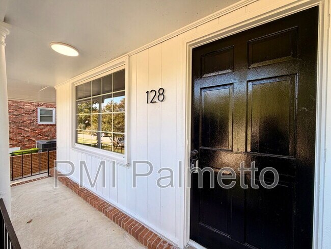 Foto del edificio - 128 Crestmore Dr