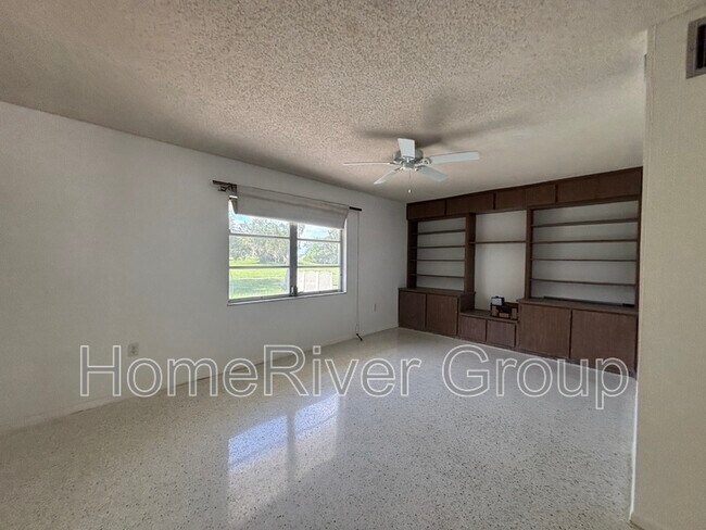Foto del edificio - 1709 N Pebble Beach Blvd