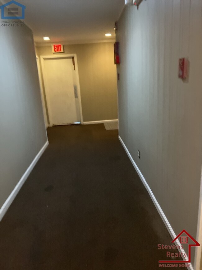 Building Photo - 400 Oriole Dr