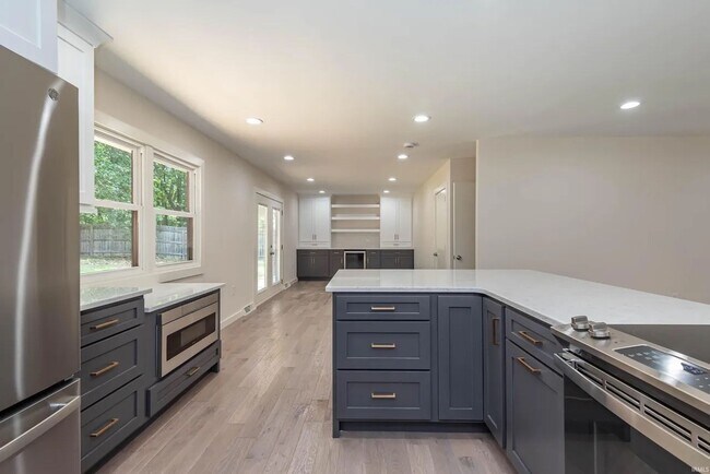 Building Photo - 4809 E Ridgewood Dr