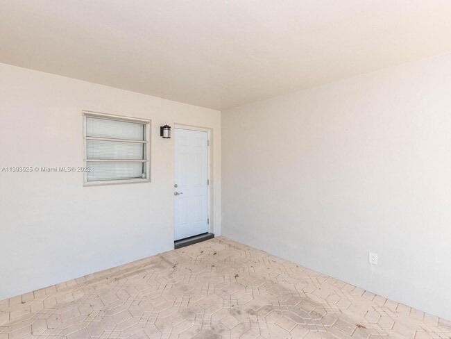 Building Photo - 1553 NE 46th St
