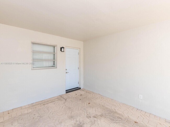 Foto del edificio - 1553 NE 46th St
