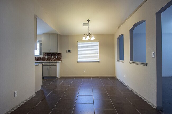 Building Photo - Beautiful home great price! Open house on ...