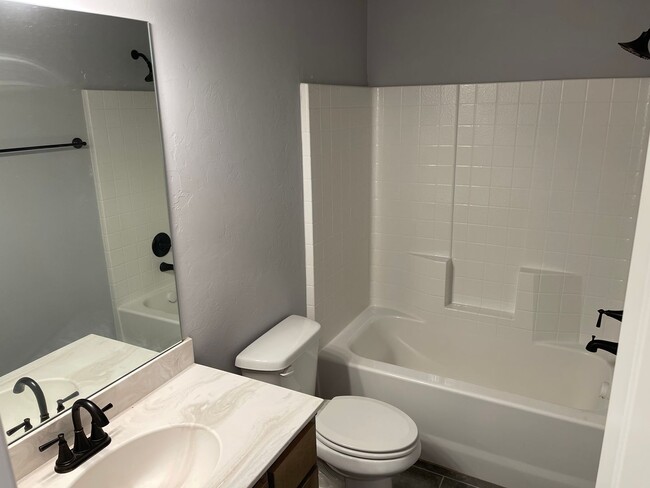 Building Photo - Mustang Schools! 3 bed 2 bath in Yukon! Built in 2020, Beautiful finishes and fenced backyard.