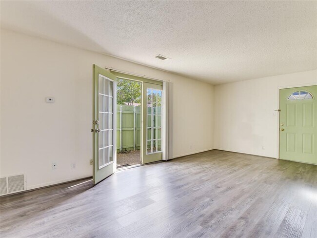 Building Photo - 2804 Westhill Dr